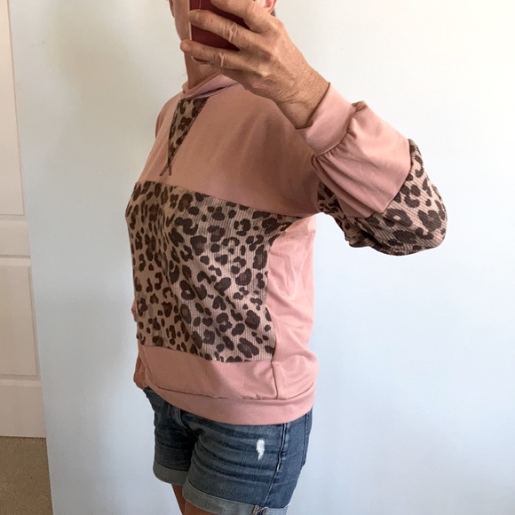 Leopard Print Contrast Hoodie - Picture 4 of 7